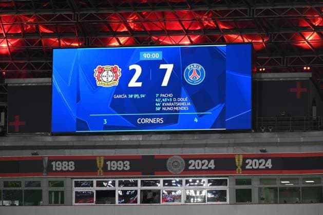 Scoreboard with the final result 21 10 2025, Football, UEFA Champions League 2025 2026, Matchday 3, Bayer 04 Leverkusen Paris St Germain 2 7 UEFA regulations prohibit any use of photographs as image sequences and or quasi video Leverkusen BayArena Nordrhein Westfalen Germany Team2