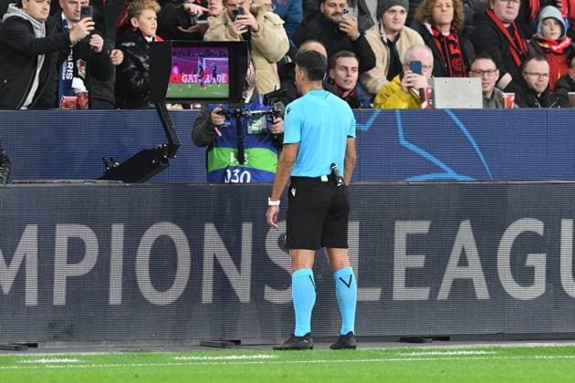 Referee Jesus Gil Manzano watches the foul by Robert Andrich Bayer 04 Leverkusen again on the monitor after VAR intervention GER, Bayer 04 Leverkusen vs Paris Saint Germain, Football, UEFA Champions League, League phase, Season 2025 2026, 21 10 2025 DFL REGULATES PROHIBIT ANY USE OF PHOTOGRAPHS AS IMAGE SEQUENCES AND OR QUASI VIDEO GER, Bayer 04 Leverkusen vs Paris Saint Germain, Football, UEFA Champions League, League phase, 2025 2026 season, 21 10 2025 Leverkusen Copyright: xEibner-Pressefoto ThomasxThienelx EP_TTL