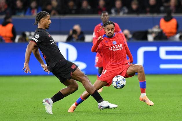 Loic Bade Bayer 04 Leverkusen in duel with Bradley Barcola Paris Saint Germain GER, Bayer 04 Leverkusen vs Paris Saint Germain, Football, UEFA Champions League, League phase, 2025 2026 season, 21 10 2025 DFL REGULATES PROHIBIT ANY USE OF PHOTOGRAPHS AS IMAGE SEQUENCES AND OR QUASI VIDEO GER, Bayer 04 Leverkusen vs Paris Saint Germain, Football, UEFA Champions League, League phase, 2025 2026 season, 21 10 2025 Leverkusen Copyright: xEibner-Pressefoto ThomasxThienelx EP_TTL