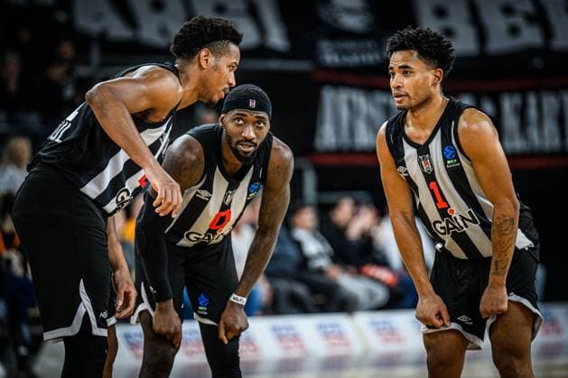 Jonah Mathews (Besiktas GAIN Istanbul) und Devon Dotson (Besiktas GAIN Istanbul) Schauen waehrend des EuroCup spiels zwischen ratiopharm ulm v Besiktas GAIN Istanbul in der ratiopharm Arena am 21. October 2025 in Neu-Ulm, Deutschland. (Foto von Harry Langer DeFodi Images) +++ Jonah Mathews (Besiktas GAIN Istanbul) und Devon Dotson (Besiktas GAIN Istanbul) Looks on during the EuroCup match between ratiopharm ulm v Besiktas GAIN Istanbul at ratiopharm Arena on October 21, 2025 in Neu-Ulm, Germany. (Photo by Harry Langer DeFodi Images) (Photo by Harry Langer DeFodi Images) Jonah Mathews Besiktas GAIN Istanbul and Devon Dotson Besiktas GAIN Istanbul Looks on during the EuroCup match between ratiopharm ulm v Besiktas GAIN Istanbul at ratiopharm Arena on October 21, 2025 in Neu Ulm, Germany, Germany Photo by Harry Langer DeFodi Images Jonah Mathews Besiktas GAIN Istanbul and Devon Dotson Besiktas GAIN Istanbul Looks on during the EuroCup match between ratiopharm ulm v Besiktas GAIN Istanbul at ratiopharm Arena on October 21, 2025 in Neu Ulm, Germany Photo by Harry Langer DeFodi Images Photo by Harry Langer DeFodi Images