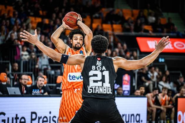 Len Schoormann (ratiopharm ulm) und Anthony Brown (Besiktas GAIN Istanbul) im Zweikampf waehrend des EuroCup spiels zwischen ratiopharm ulm v Besiktas GAIN Istanbul in der ratiopharm Arena am 21. October 2025 in Neu-Ulm, Deutschland. (Foto von Harry Langer DeFodi Images) +++ Len Schoormann (ratiopharm ulm) und Anthony Brown (Besiktas GAIN Istanbul) battle for the ball during the EuroCup match between ratiopharm ulm v Besiktas GAIN Istanbul at ratiopharm Arena on October 21, 2025 in Neu-Ulm, Germany. (Photo by Harry Langer DeFodi Images) (Photo by Harry Langer DeFodi Images) Len Schoormann ratiopharm ulm and Anthony Brown Besiktas GAIN Istanbul battle for the ball during the EuroCup match between ratiopharm ulm v Besiktas GAIN Istanbul at ratiopharm Arena on October 21, 2025 in Neu Ulm, Germany, Germany Photo by Harry Langer DeFodi Images Len Schoormann ratiopharm ulm and Anthony Brown Besiktas GAIN Istanbul battle for the ball during the EuroCup match between ratiopharm ulm v Besiktas GAIN Istanbul at ratiopharm Arena on October 21, 2025 in Neu Ulm, Germany Photo by Harry Langer DeFodi Images Photo by Harry Langer DeFodi Images