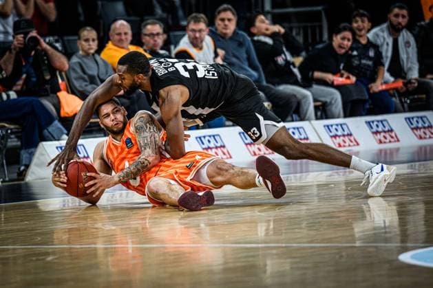 Christopher Ledlum (ratiopharm ulm) undVitto Brown (Besiktas GAIN Istanbul) im Zweikampf waehrend des EuroCup spiels zwischen ratiopharm ulm v Besiktas GAIN Istanbul in der ratiopharm Arena am 21. October 2025 in Neu-Ulm, Deutschland. (Foto von Harry Langer DeFodi Images) +++ Christopher Ledlum (ratiopharm ulm) undVitto Brown (Besiktas GAIN Istanbul) battle for the ball during the EuroCup match between ratiopharm ulm v Besiktas GAIN Istanbul at ratiopharm Arena on October 21, 2025 in Neu-Ulm, Germany. (Photo by Harry Langer DeFodi Images) (Photo by Harry Langer DeFodi Images) Christopher Ledlum ratiopharm ulm andVitto Brown Besiktas GAIN Istanbul battle for the ball during the EuroCup match between ratiopharm ulm v Besiktas GAIN Istanbul at ratiopharm Arena on October 21, 2025 in Neu Ulm, Germany, Germany Photo by Harry Langer DeFodi Images Christopher Ledlum ratiopharm ulm undVitto Brown Besiktas GAIN Istanbul battle for the ball during the EuroCup match between ratiopharm ulm v Besiktas GAIN Istanbul at ratiopharm Arena on October 21, 2025 in Neu Ulm, Germany Photo by Harry Langer DeFodi Images Photo by Harry Langer DeFodi Images