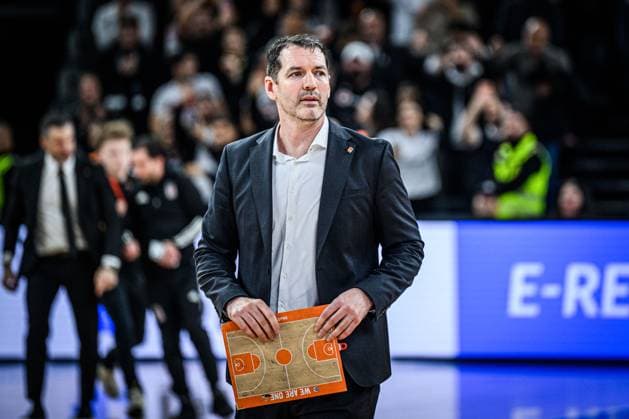 Head Coach Ty Harrelson (ratiopharm ulm) Schaut waehrend des EuroCup spiels zwischen ratiopharm ulm v Besiktas GAIN Istanbul in der ratiopharm Arena am 21. October 2025 in Neu-Ulm, Deutschland. (Foto von Harry Langer DeFodi Images) +++ Head Coach Ty Harrelson (ratiopharm ulm) Looks on during the EuroCup match between ratiopharm ulm v Besiktas GAIN Istanbul at ratiopharm Arena on October 21, 2025 in Neu-Ulm, Germany. (Photo by Harry Langer DeFodi Images) (Photo by Harry Langer DeFodi Images) Head Coach Ty Harrelson ratiopharm ulm Looks on during the EuroCup match between ratiopharm ulm v Besiktas GAIN Istanbul at ratiopharm Arena on October 21, 2025 in Neu Ulm, Germany, Germany Photo by Harry Langer DeFodi Images Head Coach Ty Harrelson ratiopharm ulm Looks on during the EuroCup match between ratiopharm ulm v Besiktas GAIN Istanbul at ratiopharm Arena on October 21, 2025 in Neu Ulm, Germany Photo by Harry Langer DeFodi Images Photo by Harry Langer DeFodi Images