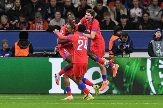 V l n r Goalscorer Willian Pacho celebrates with Bradley Barcola, Senny Mayulu and Illia Zabarnyi all Paris Saint Germain after scoring the 1 0 GER, Bayer 04 Leverkusen vs Paris Saint Germain, Football, UEFA Champions League, League Phase, 2025 2026 Season, 21 10 2025 DFL REGULATES PROHIBIT ANY USE OF PHOTOGRAPHS AS IMAGE SEQUENCES AND OR QUASI VIDEO GER, Bayer 04 Leverkusen vs Paris Saint Germain, Football, UEFA Champions League, League phase, 2025 2026 season, 21 10 2025 Leverkusen Copyright: xEibner-Pressefoto ThomasxThienelx EP_TTL
