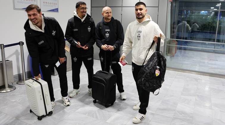 BAU 22 10 2025 Stuttgart Football VfB Stuttgart Departure for Istanbul, from left Pascal Stenzel, Tiago Tomas, Nathaniel Weiss, Deniz Undav