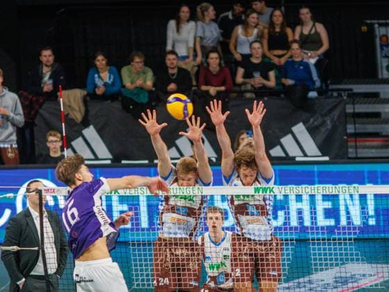 Herrschings 24 Simon GALLAS and 2 Bastian KORRECK fend off attack from Dachaus 16 BUECHI BÜCHI Volleyball Herrsching Dachau 3 0 Mens Volleyball Bundesliga, WWK Volleys Herrsching ASV Dachau, Matchday 1, Season 2025 2024, on 21 10 2025 in Munich, B M W P A R K, Germany Source Copyright Credit Oryk HAIST xVOLLEYBALL-HERRSCHING-DACHAUx