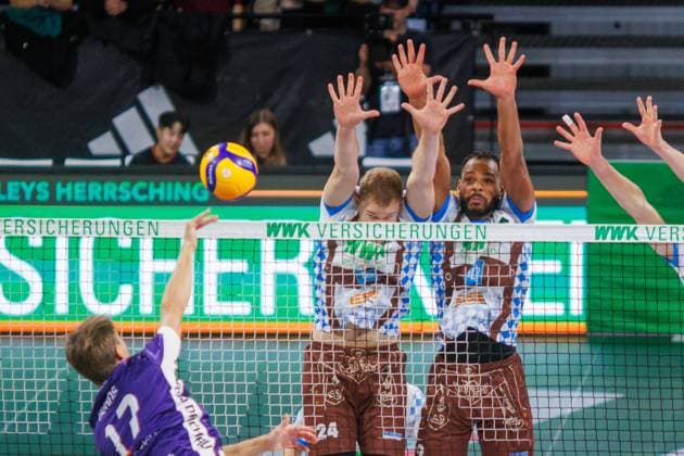 Herrschings 24 Simon GALLAS and 9 Gustavo Oscar BRYAN AVILA fend off attack from Dachaus 17 KUHNS Volleyball Herrsching Dachau 3 0 Mens Volleyball Bundesliga, WWK Volleys Herrsching ASV Dachau, Matchday 1, Season 2025 2024, on 21 10 2025 in Munich, B M W P A R K, Germany Source Copyright Credit Oryk HAIST xVOLLEYBALL-HERRSCHING-DACHAUx
