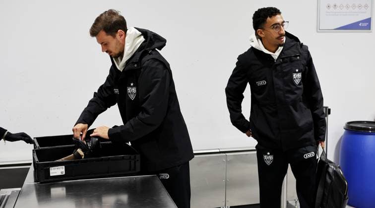 BAU 22 10 2025 Stuttgart Football VfB Stuttgart Departure for Istanbul, f l Pascal Stenzel, Tiago Tomas