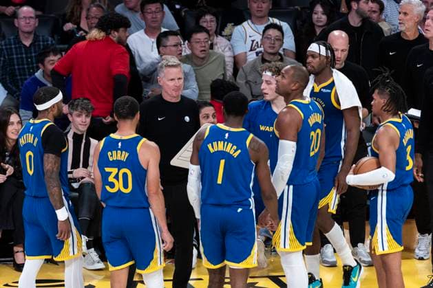 Los Angeles Lakers Vs Golden State Warriors in Los Angeles - 21 Oct 2025 Golden State Warriors head coach Steve Kerr talks to players in timeout against the Los Angeles Lakers during an NBA, Basketball Herren, USA basketball game at Crypto.com Arena. Final score; Warriors 119:109 Lakers Los Angeles United States Copyright: xRingoxChiux xSOPAxImagesx 20251021RC.Lakers063