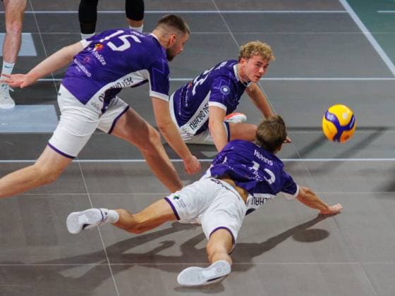 Dachaus futile defense 15 SUCK, 22 BRANDT and 17 KUHNS Volleyball Herrsching Dachau 3 0 Mens Volleyball Bundesliga, WWK Volleys Herrsching ASV Dachau, Matchday 1, Season 2025 2024, on 21 10 2025 in Munich, B M W P A R K, Germany Source Copyright Credit Oryk HAIST xVOLLEYBALL-HERRSCHING-DACHAUx