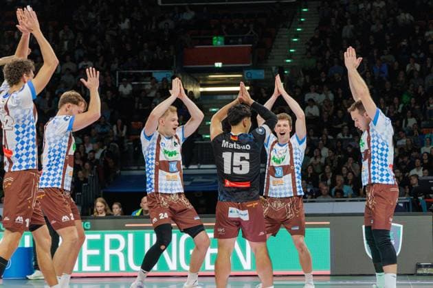Herrsching players after winning points Volleyball Herrsching Dachau 3 0 Mens Volleyball Bundesliga, WWK Volleys Herrsching ASV Dachau, Matchday 1, Season 2025 2024, on 21 10 2025 in Munich, B M W P A R K, Germany Source Copyright Credit Oryk HAIST xVOLLEYBALL-HERRSCHING-DACHAUx