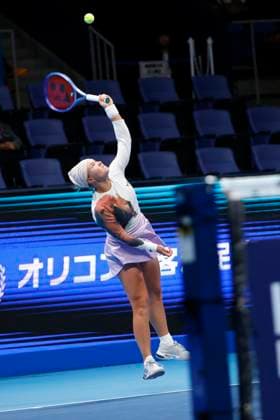 October 22, 2025, Tokyo, Japan: Diana SHNAIDER (RUS) serves against Anna KALINSKAYA (RUS) during their match (Round of 16) at the Toray Pan Pacific Open Tennis at Ariake Colosseum in Tokyo. The tournament runs from October 20 to 36. Tokyo Japan - ZUMAm191 20251022_aap_m191_041 Copyright: xRodrigoxReyesxMarinx