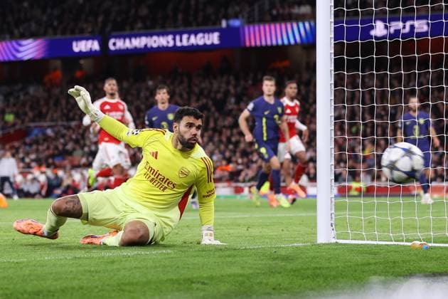Arsenal gegen Atletico Madrid 21. Oktober 2025, London UEFA-Champions-League-Phase Arsenal gegen Atletico Madrid Arsenal-Torhüter David Raya sieht den Ball ins Aus gehen Foto Jacques Feeney Abseits London UK  Copyright: xJacquesxFeeneyx xOffsidexOffside