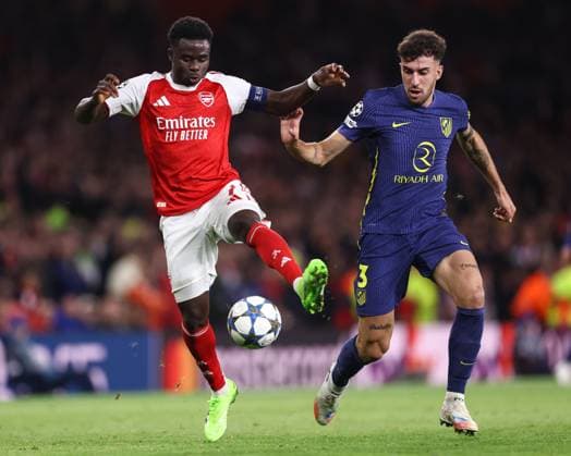 Arsenal gegen Atletico Madrid 21. Oktober 2025, London UEFA-Champions-League-Phase Arsenal gegen Atletico Madrid Bukayo Saka von Arsenal und Matteo Ruggeri von Atletico Madrid Foto Jacques Feeney Abseits London UK  Copyright: xJacquesxFeeneyx xOffsidexOffside