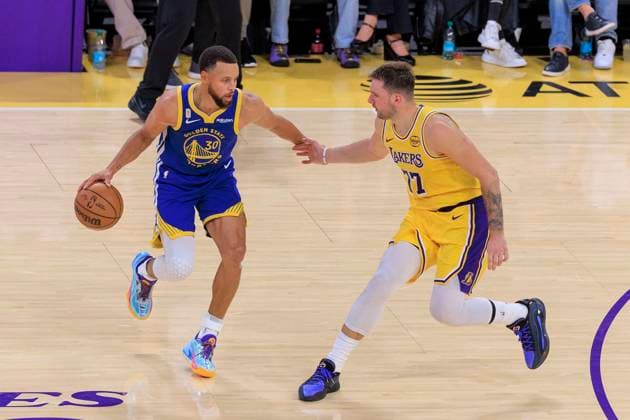 October 21, 2025, Los Angeles, California, USA: Luka Doncic 77 of the Los Angeles Lakers guards Stephen Curry 30 of the Golden State Warriors during their regular season NBA, Basketball Herren, USA game on Tuesday October 21, 2025 at Crypto.com Arena in Los Angeles, California. JAVIER ROJAS PI Los Angeles USA - ZUMAp124 20251021_zaa_p124_041 Copyright: xJavierxRojasx