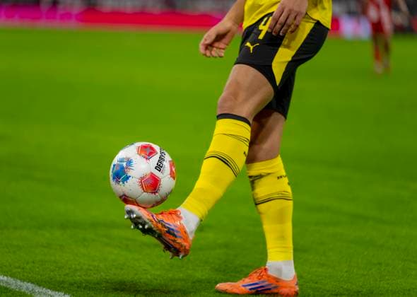 18 10 2025, Bundesliga 2025 2026, Matchday 7, FC Bayern Munich Borussia Dortmund, in the Allianz Arena Munich, the Derbystar match ball dances on the foot of a BVB player