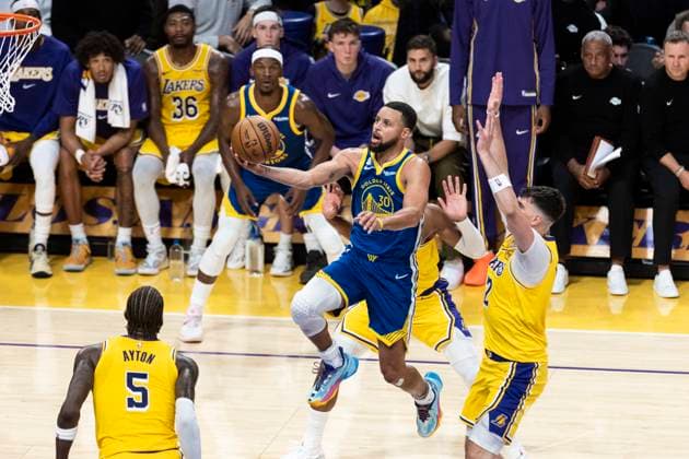 October 21, 2025, Los Angeles, California, United States: Golden State Warriors™ Stephen Curry 30 goes to the basket against the Los Angeles Lakers during an NBA, Basketball Herren, USA basketball game at Crypto.com Arena. Final score; Warriors 119:109 Lakers Los Angeles United States - ZUMAs197 20251021_aaa_s197_559 Copyright: xRingoxChiux