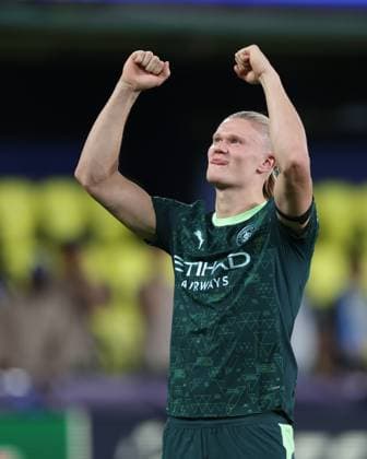 ESP: Villarreal CF v Manchester City. UEFA Champions League. Matchday 3. Erling Haaland of Manchester City FC celebrate the victory with the fans at full time during the UEFA Champions League match, between Villarreal CF and Manchester City, La Ceramica Stadium on October 21, 2025 in Villarreal, Spain. kpng Copyright: xMiguelxMarruffox xPRESSINx MM_251021_VIL_MAN_2526_1902
