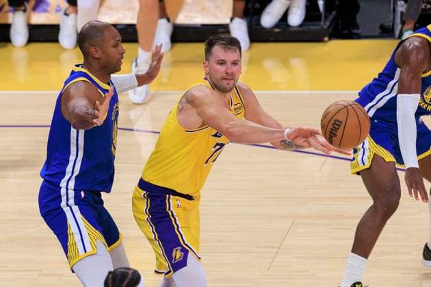 October 21, 2025, Los Angeles, California, USA: Luka Doncic 77 of the Los Angeles Lakers passes away from Gary Payton II 0 of the Golden State Warriors during their regular season NBA, Basketball Herren, USA game on Tuesday October 21, 2025 at Crypto.com Arena in Los Angeles, California. JAVIER ROJAS PI Los Angeles USA - ZUMAp124 20251021_zaa_p124_055 Copyright: xJavierxRojasx