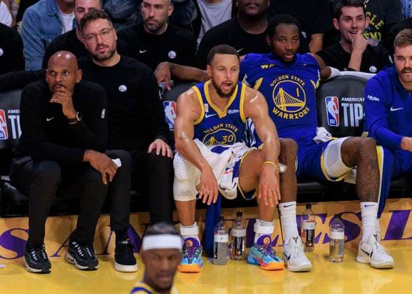 October 21, 2025, Los Angeles, California, USA: Stephen Curry 30 of the Golden State Warriors sits during their regular season NBA, Basketball Herren, USA game against the Los Angeles Lakers on Tuesday October 21, 2025 at Crypto.com Arena in Los Angeles, California. JAVIER ROJAS PI Los Angeles USA - ZUMAp124 20251021_zaa_p124_057 Copyright: xJavierxRojasx