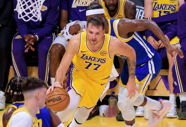 October 21, 2025, Los Angeles, California, USA: Luka Doncic 77 of the Los Angeles Lakers during their regular season NBA, Basketball Herren, USA game against the Golden State Warriors on Tuesday October 21, 2025 at Crypto.com Arena in Los Angeles, California. JAVIER ROJAS PI Los Angeles USA - ZUMAp124 20251021_zaa_p124_060 Copyright: xJavierxRojasx