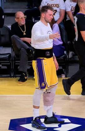 October 21, 2025, Los Angeles, California, USA: Luka Doncic 77 of the Los Angeles Lakers stands with his left leg with ice during their regular season NBA, Basketball Herren, USA game against the Golden State Warriors on Tuesday October 21, 2025 at Crypto.com Arena in Los Angeles, California. JAVIER ROJAS PI Los Angeles USA - ZUMAp124 20251021_zaa_p124_065 Copyright: xJavierxRojasx