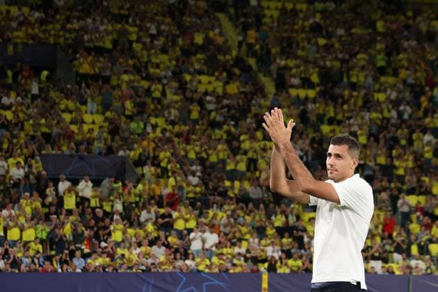ESP: Villarreal CF v Manchester City. UEFA Champions League. Matchday 3. Rodri Hernandez of Manchester City FC greets the fans during the UEFA Champions League match, between Villarreal CF and Manchester City, La Ceramica Stadium on October 21, 2025 in Villarreal, Spain. kpng Copyright: xMiguelxMarruffox xPRESSINx MM_251021_VIL_MAN_2526_1942