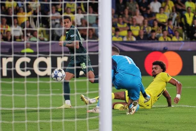 CALCIO - UEFA Champions League - Villarreal CF vs Manchester City Savinho ( 26 - Manchester City) has a goal chance during Villarreal CF vs Manchester City , UEFA Champions League football match in Vila-real, Spain, October 21 2025 Vila-real Spain  Copyright: xIPAxSport ABACAx