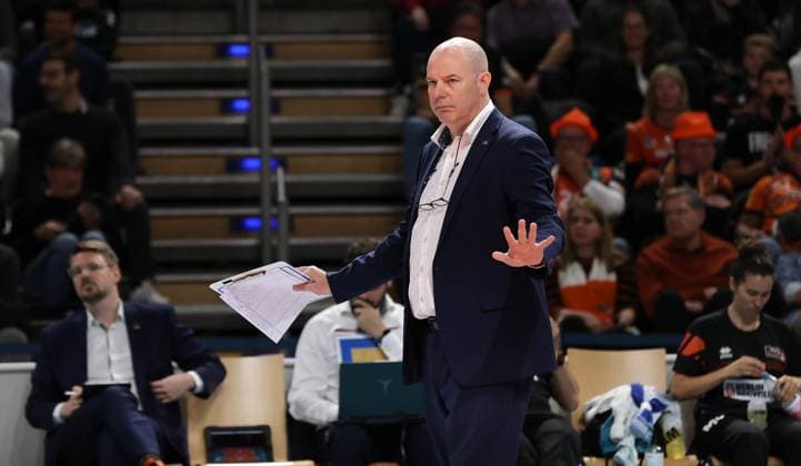 Coach Joel Banks pointing, gesturing upper body action Sport Volleyball Bundesliga Men 1 Matchday Season 2025 2026 21 10 2025 BR Volleys Berlin BRV vs VfB Friedrichshafen