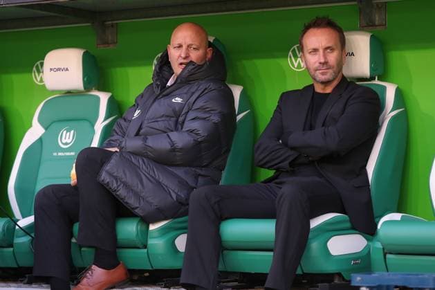 18 10 2025, xgox, Soccer 1 Bundesliga VfL Wolfsburg VfB Stuttgart emspor, v l Peter Christiansen Wolfsburg, Managing Director , Sebastian Schindzielorz Wolfsburg, Sports Director DFL DFB REGULATIONS PROHIBIT ANY USE OF PHOTOGRAPHS as IMAGE SEQUENCES and or QUASI VIDEO Wolfsburg
