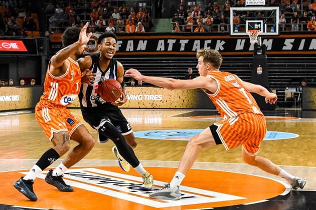 GER, EuroCup, ratiopharm Ulm vs Besiktas GAIN Istanbul 21 10 2025, ratiopharm arena, Neu Ulm, GER, EuroCup, ratiopharm Ulm vs Besiktas GAIN Istanbul, pictured Len Schoormann Ulm, 1 , Antony Brown Istanbul, 21 , Tobias Brahe Jensen Ulm, 7 nordphotoxGmbHx xHafner nph00200
