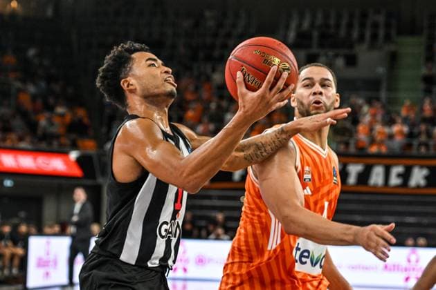 GER, EuroCup, ratiopharm Ulm vs Besiktas GAIN Istanbul 21 10 2025, ratiopharm arena, Neu Ulm, GER, EuroCup, ratiopharm Ulm vs Besiktas GAIN Istanbul, pictured Devon Dotson Istanbul, 1 , Christopher Ledlum Ulm, 4 nordphotoxGmbHx xHafner nph00200