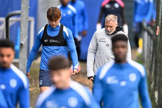Genk s Hyeon-Gyu Oh and Genk s head coach Thorsten Fink pictured during a training session of Belgian soccer team KRC Genk, on Wednesday 22 October 2025, in Genk. The team prepares for tomorrow s match against Spanish Real Betis Balompie, third game (out of 8) in the league phase of the UEFA Europa League competition. JOHAN EYCKENS JohanxEyckens  x137587991x