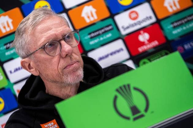 SOCCER - UEFA ECL, Rapid vs Fiorentina VIENNA,AUSTRIA,22.OCT.25 - SOCCER - UEFA Conference League, SK Rapid Wien vs ACF Fiorentina, preview, press conference, PK, Pressekonferenz Rapid. Image shows head coach Peter Stoeger (Rapid).  GEPAxpictures xPhilippxBrem