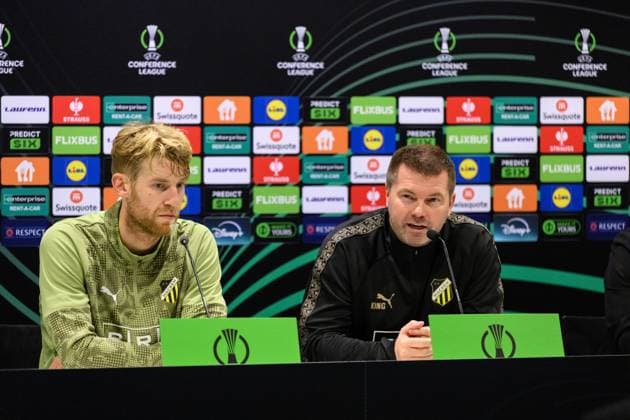 251022 Filip Helander and coach Jens Gustafsson during a press conference with Häcken on October 22, 2025 in Gothenburg Photo Carl Sandin BILDBYRAN kod CS CS0799 fotboll football soccer fotball uefa conference league conference league press conference presskonferens häcken bbeng  Copyright: CARLxSANDIN BB251022CS010