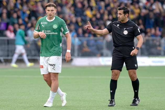 Alessandro Vogt, FCSG, re referee Fedayi San, BSC Young Boys FC St Gallen, Super League, Football, 19 10 2025