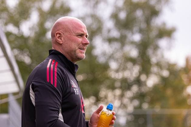 Football - UEFA Youth League - League Phase - Eintracht Frankfurt Under-19 s v Liverpool FC Under-19 s FRANKFURT, GERMANY - Wednesday, October 22, 2025: Liverpool s Under-19 s head coach Rob Page during the UEFA Youth League match between Eintracht Frankfurt Under-19 s and Liverpool FC Under-19 s at Sportpark Dreieich. (Photo by David Rawcliffe Propaganda) FRANKFURT Sportpark Dreieich HESSE GERMANY  Copyright: xDavidxRawcliffex P2025-10-22-Liverpool_U19_Frankfurt_U19-2