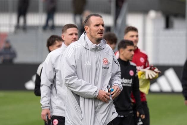 22 10 2025, xhfmx, Football UEFA Youth League, Eintracht Frankfurt FC Liverpool Alexander Meier Coach Eintracht Frankfurt U19 DFL DFB REGULATIONS PROHIBIT ANY USE OF PHOTOGRAPHS as IMAGE SEQUENCES and or QUASI VIDEO Dreieich
