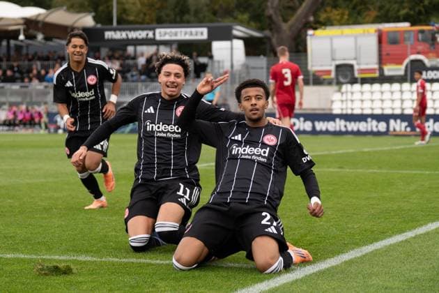 22 10 2025, xhfmx, Football UEFA Youth League, Eintracht Frankfurt FC Liverpool v l Alessandro Gaul Souza Eintracht Frankfurt U19 and Keziah Oteng Mensah Eintracht Frankfurt U19 celebrate the 1 0 against Liverpool Goal, Goal, Jubel, Celebration DFL DFB REGULATIONS PROHIBIT ANY USE OF PHOTOGRAPHS as IMAGE SEQUENCES and or QUASI VIDEO Dreieich