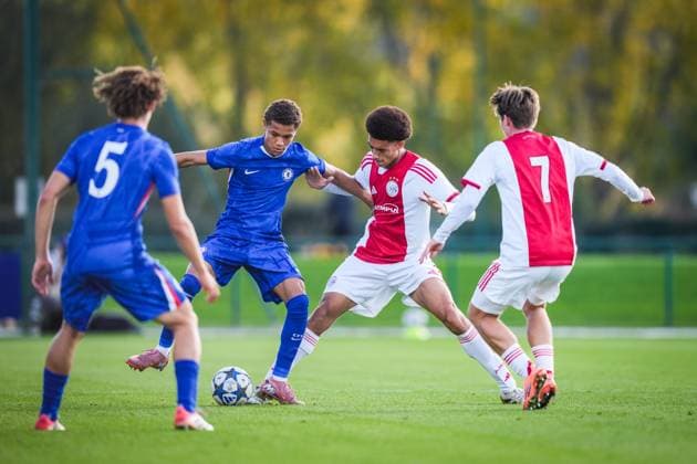 SURREY , 22-10-2025 , Chelsea Football Club Training Ground , season 2025 2026 , UEFA Youth League football , League phase Matchday 3 , match between Chelsea and Ajax , picture shows Chelsea player Mahdi Nicoll-Jazuli and Ajax player Aaron Bouwman Chelsea - Ajax (Youth League)  x31639330x Copyright: