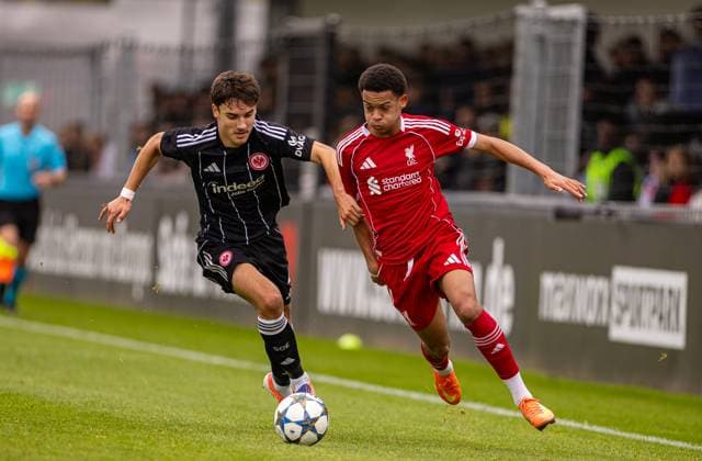 Football - UEFA Youth League - League Phase - Eintracht Frankfurt Under-19 s v Liverpool FC Under-19 s FRANKFURT, GERMANY - Wednesday, October 22, 2025: Liverpool s Josh Sonni-Lambie (R) is challenged by Eintracht Frankfurt s Niklas Scheller during the UEFA Youth League match between Eintracht Frankfurt Under-19 s and Liverpool FC Under-19 s at Sportpark Dreieich. (Photo by David Rawcliffe Propaganda) FRANKFURT Sportpark Dreieich HESSE GERMANY  Copyright: xDavidxRawcliffex P2025-10-22-Liverpool_U19_Frankfurt_U19-8