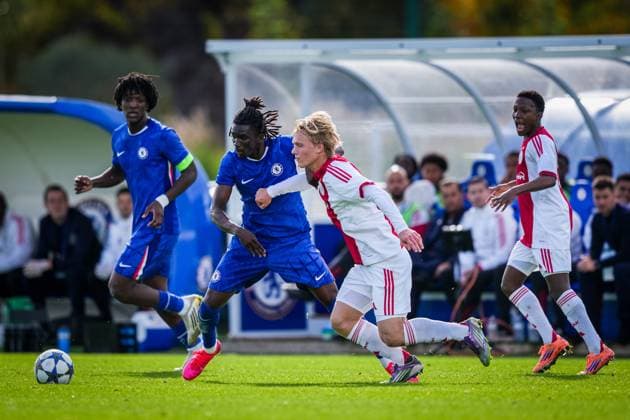 SURREY , 22-10-2025 , Chelsea Football Club Training Ground , season 2025 2026 , UEFA Youth League football , League phase Matchday 3 , match between Chelsea and Ajax , picture shows Chelsea player Ato Ampah and Ajax player Luuk Beekman Chelsea - Ajax (Youth League)  x31639332x Copyright: