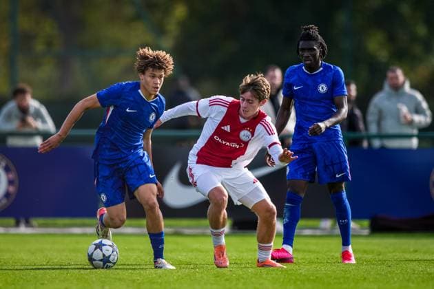 SURREY , 22-10-2025 , Chelsea Football Club Training Ground , season 2025 2026 , UEFA Youth League football , League phase Matchday 3 , match between Chelsea and Ajax , picture shows Chelsea player Landon Emenalo and Ajax player Luca Messori Chelsea - Ajax (Youth League)  x31639334x Copyright: