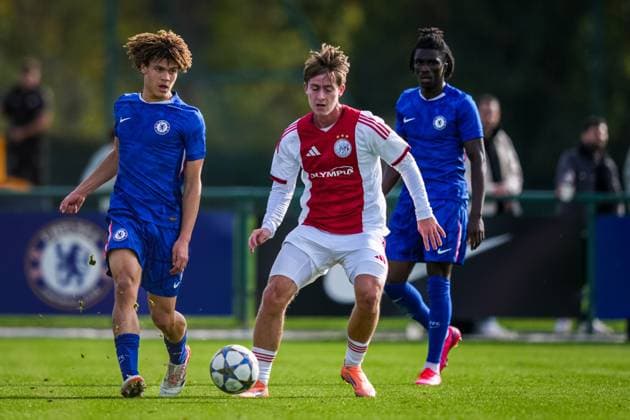 SURREY , 22-10-2025 , Chelsea Football Club Training Ground , season 2025 2026 , UEFA Youth League football , League phase Matchday 3 , match between Chelsea and Ajax , picture shows Chelsea player Landon Emenalo and Ajax player Luca Messori Chelsea - Ajax (Youth League)  x31639335x Copyright: