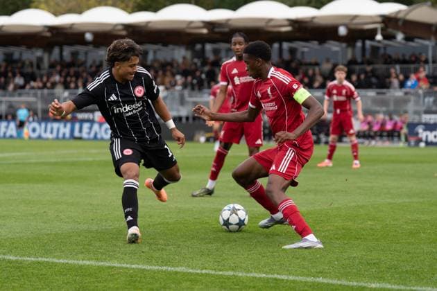22 10 2025, xhfmx, Football UEFA Youth League, Eintracht Frankfurt FC Liverpool v l Marvin Dills Eintracht Frankfurt U19 in duel with Trey Nyoni Liverpool FC U19 DFL DFB REGULATIONS PROHIBIT ANY USE OF PHOTOGRAPHS as IMAGE SEQUENCES and or QUASI VIDEO Dreieich