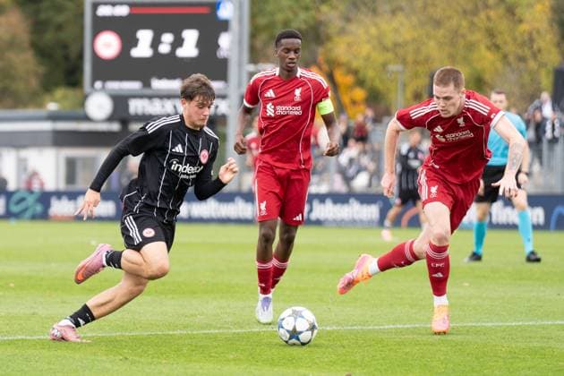 22 10 2025, xhfmx, Football UEFA Youth League, Eintracht Frankfurt FC Liverpool v l Alexander Staff Eintracht Frankfurt U19 in duel with Emmanuel Airoboma Liverpool FC U19 DFL DFB REGULATIONS PROHIBIT ANY USE OF PHOTOGRAPHS as IMAGE SEQUENCES and or QUASI VIDEO Dreieich