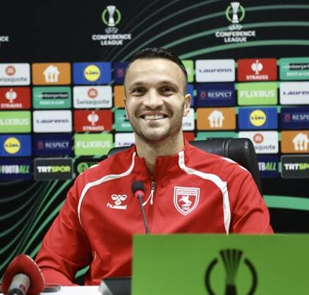 Ahead of the Samsunspor v Dynamo Kyiv - UEFA Conference League SAMSUN, TURKIYE - OCTOBER 22: Samsunspor’s head coach Thomas Reis (not seen) and goalkeeper Okan Kocuk speak at a press conference, PK, Pressekonferenz hold ahead of the UEFA Conference League second-week match between Samsunspor and Dynamo Kyiv at Yeni 19 Mayis Stadium in Samsun, Turkiye on October 22, 2025. Ilyas Gun Anadolu Samsun Turkey. Editorial use only. Please get in touch for any other usage.  Copyright: x2025xAnadoluxIlyasxGunx