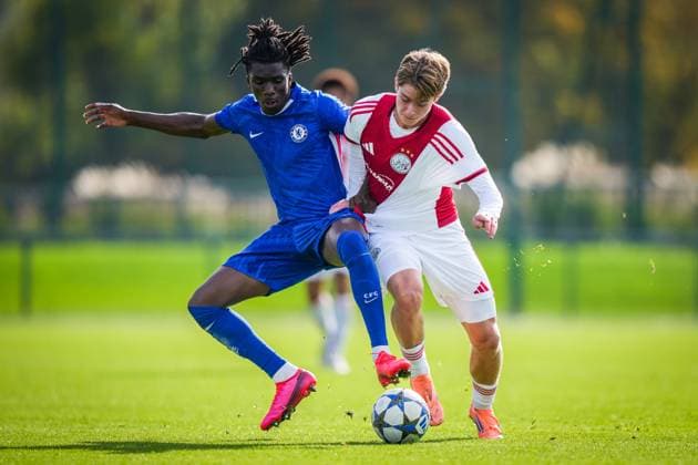 SURREY , 22-10-2025 , Chelsea Football Club Training Ground , season 2025 2026 , UEFA Youth League football , League phase Matchday 3 , match between Chelsea and Ajax , picture shows Chelsea player Ato Ampah and Ajax player Luca Messori Chelsea - Ajax (Youth League)  x31639780x Copyright:
