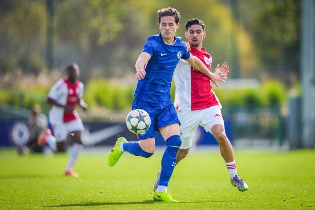SURREY , 22-10-2025 , Chelsea Football Club Training Ground , season 2025 2026 , UEFA Youth League football , League phase Matchday 3 , match between Chelsea and Ajax , picture shows Chelsea player Harrison Murray-Campbell and Ajax player Emre Unuvar Chelsea - Ajax (Youth League)  x31639782x Copyright: