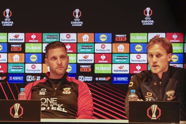 DEVENTER , 22-10-2025 , Stadium De Adelaarshorst , season 2025 2026 , UEFA Europa League League phase . press conference, PK, Pressekonferenz and training before the Europa League match between Go Ahead Eagles and Aston Villa, Picture shows GA Eagles trainer coach Melvin Boel GA Eagles player Melle Meulensteen at press conference Press conference and training before Go Ahead Eagles - Aston Villa  x31639855x Copyright:
